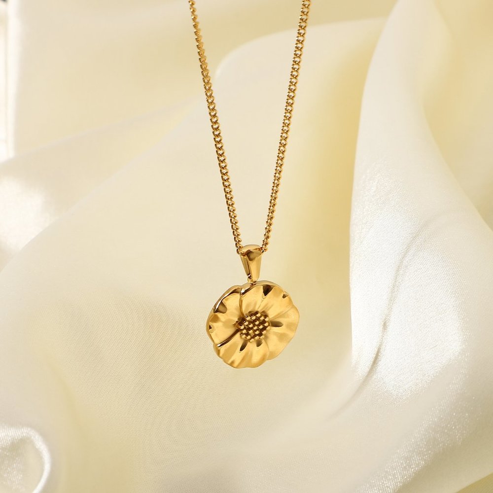 Daisy Necklace - Picture 6 of 7